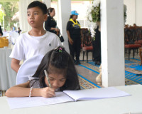 ผู้ว่าราชการจังหวัดสุราษฎร์ธานี ประกอบพิธีถวายน้ำสรงพระบรมศพ ... พารามิเตอร์รูปภาพ 5