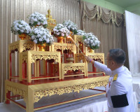 ผู้ว่าราชการจังหวัดสุราษฎร์ธานี ประกอบพิธีถวายน้ำสรงพระบรมศพ ... พารามิเตอร์รูปภาพ 8
