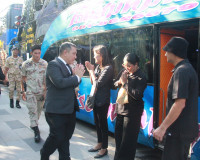 ประชาชนจังหวัดสุราษฎร์ธานีพร้อมใจเดินทางไปเข้าเฝ้าฯ กราบถวาย ... พารามิเตอร์รูปภาพ 17