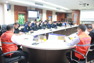 ผู้ว่าฯ สุราษฎร์ธานีเรียกประชุมผู้เกี่ยวข้องติดตามสถานการณ์ส ... พารามิเตอร์รูปภาพ 1