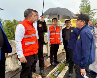 ผู้ว่าราชการจังหวัดสุราษฎร์ธานีลงพื้นที่ตรวจสอบการติดตั้งเคร ... พารามิเตอร์รูปภาพ 1