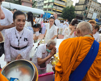 สุราษฎร์ธานีจัดพิธีทำบุญเมืองใหญ่ ตักบาตรพระ 1,110 รูป ฉลอง  ... พารามิเตอร์รูปภาพ 22