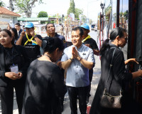 ประชาชนจังหวัดสุราษฎร์ธานีพร้อมใจเดินทางไปเข้าเฝ้าฯ กราบถวาย ... พารามิเตอร์รูปภาพ 12