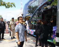 ประชาชนจังหวัดสุราษฎร์ธานีพร้อมใจเดินทางไปเข้าเฝ้าฯ กราบถวาย ... พารามิเตอร์รูปภาพ 15