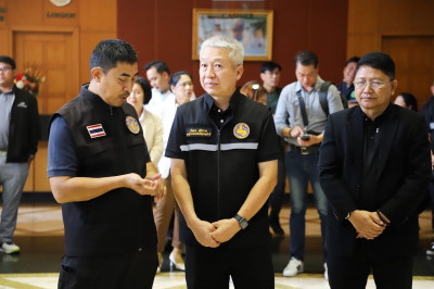 รองผู้ว่าราชการจังหวัดสุราษฎร์ธานี ให้การต้อนรับ ร้อยเอก ธรร ... พารามิเตอร์รูปภาพ 1