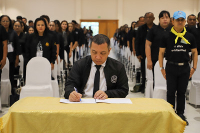 ประชาชนจังหวัดสุราษฎร์ธานีพร้อมใจเดินทางไปเข้าเฝ้าฯ กราบถวาย ... พารามิเตอร์รูปภาพ 1