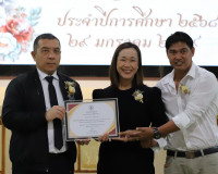 ผู้ว่าฯ สุราษฎร์ธานี เปิดกิจกรรม “วันธารน้ำใจ” มอบทุนการศึกษ ... พารามิเตอร์รูปภาพ 8