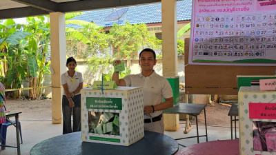 รองผู้ว่าราชการจังหวัดสุราษฎร์ธานี ลงพื้นที่ใช้สิทธิเลือกตั้ ... พารามิเตอร์รูปภาพ 1