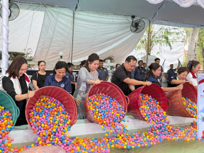 สุราษฎร์ธานีเปิดร้านนาวากาชาดคืนที่เจ็ด ขณะที่บรรยากาศภายในง ... พารามิเตอร์รูปภาพ 1