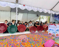 สุราษฎร์ธานีเปิดร้านนาวากาชาดคืนที่เจ็ด ขณะที่บรรยากาศภายในง ... พารามิเตอร์รูปภาพ 2