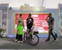 สุราษฎร์ธานีเปิดร้านนาวากาชาดคืนที่เจ็ด ขณะที่บรรยากาศภายในง ... พารามิเตอร์รูปภาพ 35