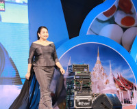 จังหวัดสุราษฎร์ธานี จัดเดินแบบผ้าไทยเพื่อการกุศล “วิจิตรพัสต ... พารามิเตอร์รูปภาพ 4