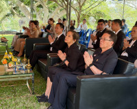 ข้าราชการและประชาชนจังหวัดสุราษฎร์ธานี ร่วมพิธีวางพวงมาลาและ ... พารามิเตอร์รูปภาพ 9