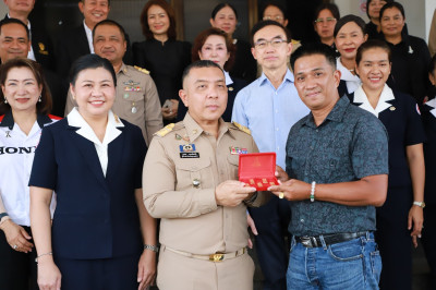 ผู้ว่าฯ สุราษฎร์ธานี มอบรางวัลแก่ผู้โชคดีจากสลากกาชาด ประจำป ... พารามิเตอร์รูปภาพ 1