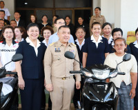 ผู้ว่าฯ สุราษฎร์ธานี มอบรางวัลแก่ผู้โชคดีจากสลากกาชาด ประจำป ... พารามิเตอร์รูปภาพ 1