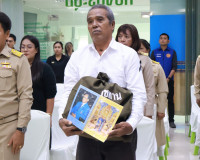 จังหวัดสุราษฎร์ธานี มอบสิ่งของพระราชทาน ช่วยเหลือผู้ประสบอัค ... พารามิเตอร์รูปภาพ 18