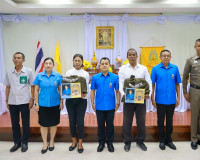 จังหวัดสุราษฎร์ธานี มอบสิ่งของพระราชทาน ช่วยเหลือผู้ประสบอัค ... พารามิเตอร์รูปภาพ 20