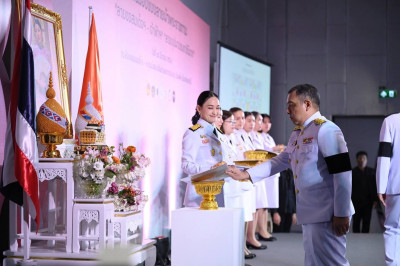 ผู้ว่าราชการจังหวัดสุราษฎร์ธานี ร่วมพิธีรับมอบแบบลายผ้าพระรา ... พารามิเตอร์รูปภาพ 1