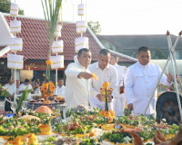พ่อเมืองสุราษฎร์ธานี นำชาวจังหวัดสุราษฎร์ธานีร่วมพิธีบวงสรวง ... พารามิเตอร์รูปภาพ 27