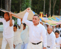 พลังศรัทธาเนืองแน่น! สุราษฎร์ธานีรวมใจเป็นหนึ่ง แห่ผ้าห่มพระ ... พารามิเตอร์รูปภาพ 12