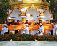 พลังศรัทธาเนืองแน่น! สุราษฎร์ธานีรวมใจเป็นหนึ่ง แห่ผ้าห่มพระ ... พารามิเตอร์รูปภาพ 54