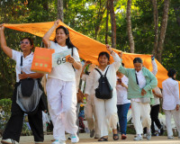 พลังศรัทธาเนืองแน่น! สุราษฎร์ธานีรวมใจเป็นหนึ่ง แห่ผ้าห่มพระ ... พารามิเตอร์รูปภาพ 60