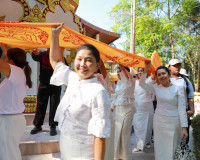 พลังศรัทธาเนืองแน่น! สุราษฎร์ธานีรวมใจเป็นหนึ่ง แห่ผ้าห่มพระ ... พารามิเตอร์รูปภาพ 76