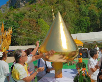 วัดป่าเขาพนมวัง อ.กาญจนดิษฐ์ จัดพิธียกพระเกตุทองคำ พร้อมฉลอง ... พารามิเตอร์รูปภาพ 6
