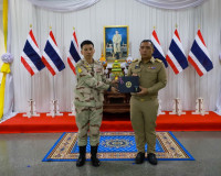 สุราษฎร์ธานีเชิดชูเกียรติผู้เสียสละ มอบ “เข็มอาสารักษาดินแดน ... พารามิเตอร์รูปภาพ 6