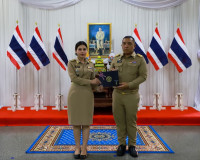 สุราษฎร์ธานีเชิดชูเกียรติผู้เสียสละ มอบ “เข็มอาสารักษาดินแดน ... พารามิเตอร์รูปภาพ 16