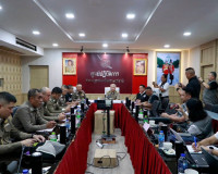 รองผู้ว่าราชการจังหวัดสุราษฎร์ธานี ร่วมรับมอบสำนวนคดีกักตุนน ... พารามิเตอร์รูปภาพ 7