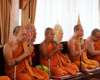 จังหวัดสุราษฏร์ธานีประกอบพิธีสวดพระพุทธมนต์และทำบุญตักบาตรถว ... พารามิเตอร์รูปภาพ 15