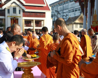 จังหวัดสุราษฏร์ธานีประกอบพิธีสวดพระพุทธมนต์และทำบุญตักบาตรถว ... พารามิเตอร์รูปภาพ 36