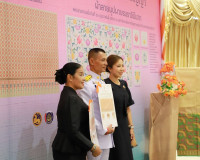 จังหวัดสุราษฎร์ธานี จัดพิธีมอบแบบลายผ้าพระราชทาน “ลายขอสมเด็ ... พารามิเตอร์รูปภาพ 27