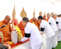 จังหวัดสุราษฎร์ธานีจัดพิธีเจริญพระพุทธมนต์และทำบุญตักบาตรถวา ... พารามิเตอร์รูปภาพ 3