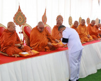 จังหวัดสุราษฎร์ธานีจัดพิธีเจริญพระพุทธมนต์และทำบุญตักบาตรถวา ... พารามิเตอร์รูปภาพ 23
