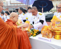 จังหวัดสุราษฎร์ธานีจัดพิธีเจริญพระพุทธมนต์และทำบุญตักบาตรถวา ... พารามิเตอร์รูปภาพ 41