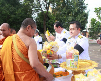 จังหวัดสุราษฎร์ธานีจัดพิธีบำเพ็ญกุศลและทำบุญตักบาตร ในวาระคร ... พารามิเตอร์รูปภาพ 6