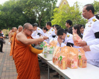 จังหวัดสุราษฎร์ธานีจัดพิธีบำเพ็ญกุศลและทำบุญตักบาตร ในวาระคร ... พารามิเตอร์รูปภาพ 15