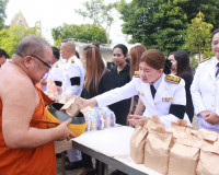 จังหวัดสุราษฎร์ธานีจัดพิธีบำเพ็ญกุศลและทำบุญตักบาตร ในวาระคร ... พารามิเตอร์รูปภาพ 21