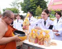 จังหวัดสุราษฎร์ธานีจัดพิธีบำเพ็ญกุศลและทำบุญตักบาตร ในวาระคร ... พารามิเตอร์รูปภาพ 24