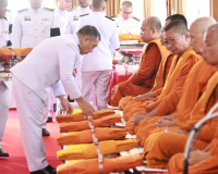 จังหวัดสุราษฎร์ธานีจัดพิธีบำเพ็ญกุศลและทำบุญตักบาตร ในวาระคร ... พารามิเตอร์รูปภาพ 29