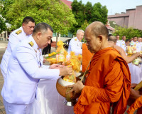จังหวัดสุราษฎร์ธานีจัดพิธีบำเพ็ญกุศลและทำบุญตักบาตร ในวาระคร ... พารามิเตอร์รูปภาพ 30