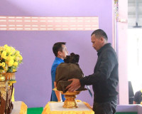 รองผู้ว่าราชการจังหวัดสุราษฎร์ธานีเชิญสิ่งของพระราชทาน จากมู ... พารามิเตอร์รูปภาพ 1
