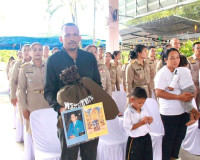 รองผู้ว่าราชการจังหวัดสุราษฎร์ธานีเชิญสิ่งของพระราชทาน จากมู ... พารามิเตอร์รูปภาพ 3