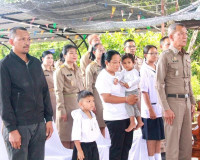 รองผู้ว่าราชการจังหวัดสุราษฎร์ธานีเชิญสิ่งของพระราชทาน จากมู ... พารามิเตอร์รูปภาพ 7