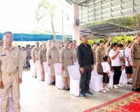 รองผู้ว่าราชการจังหวัดสุราษฎร์ธานีเชิญสิ่งของพระราชทาน จากมู ... พารามิเตอร์รูปภาพ 16