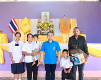 รองผู้ว่าราชการจังหวัดสุราษฎร์ธานีเชิญสิ่งของพระราชทาน จากมู ... พารามิเตอร์รูปภาพ 17