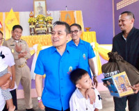 รองผู้ว่าราชการจังหวัดสุราษฎร์ธานีเชิญสิ่งของพระราชทาน จากมู ... พารามิเตอร์รูปภาพ 22