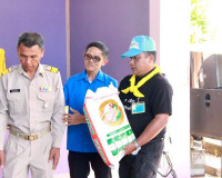 รองผู้ว่าราชการจังหวัดสุราษฎร์ธานีเชิญสิ่งของพระราชทาน จากมู ... พารามิเตอร์รูปภาพ 23